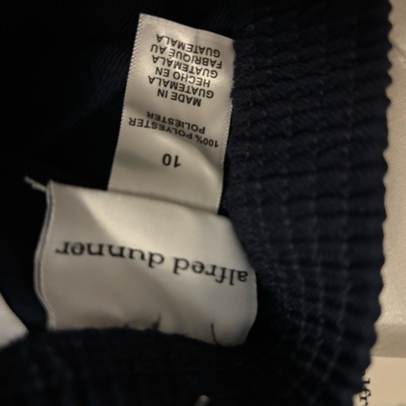 Pants capris and a color is navy.Good material and have pockets in both sides. - Picture 3 of 3